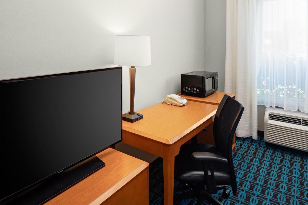 King Room with Roll-In Shower - Mobility Accessible