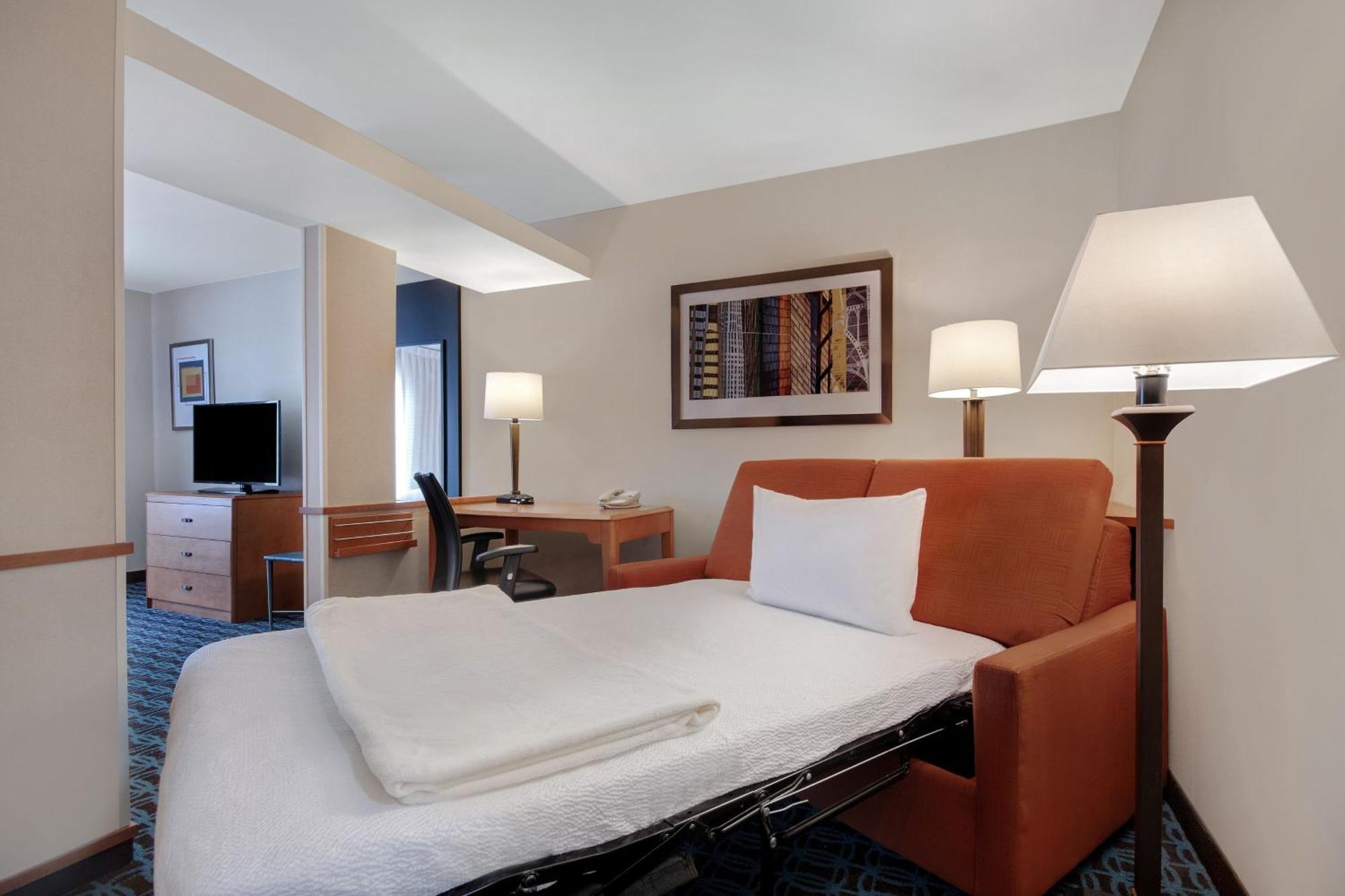 Queen Suite with Two Queen Beds, Bathtub and Sofa Bed - Mobility Access/Hearing Accessible
